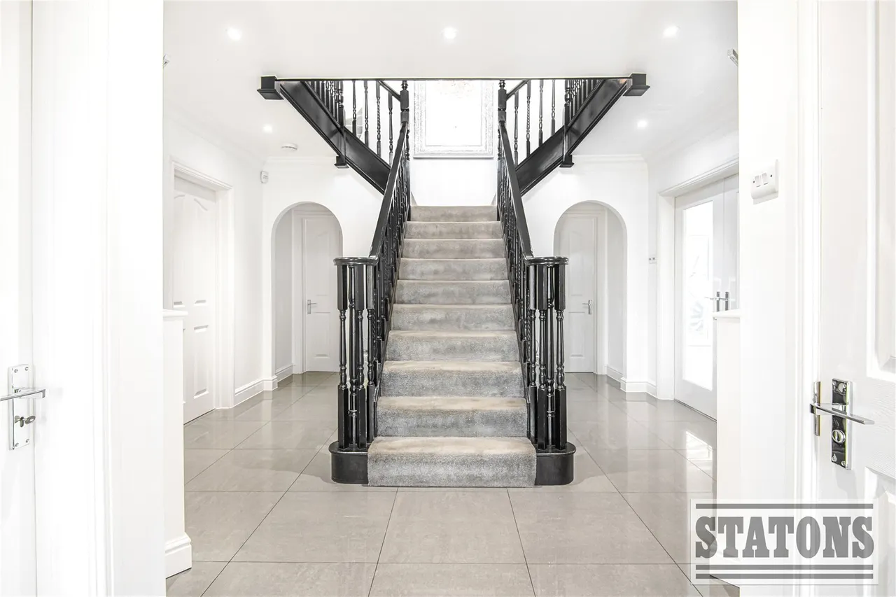Bluebell Drive, Goffs Oak, Hertfordshire, EN7 6SA, photo 3