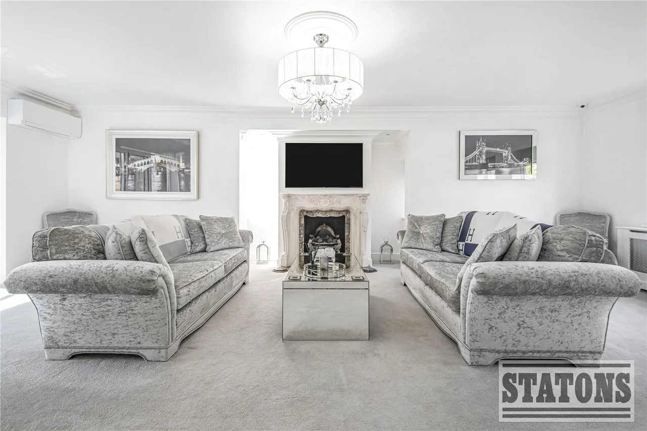 Bluebell Drive, Goffs Oak, Hertfordshire, EN7 6SA, photo 4