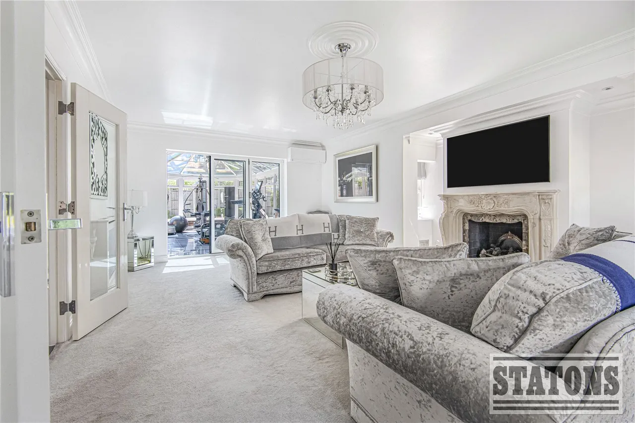 Bluebell Drive, Goffs Oak, Hertfordshire, EN7 6SA, photo 5