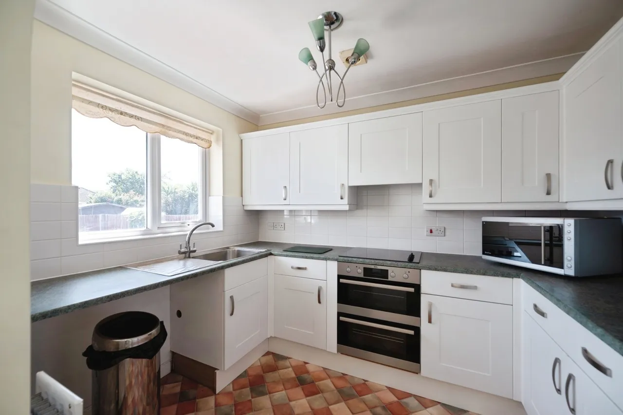 Wheatlands Avenue, Hayling Island, PO11, photo 5