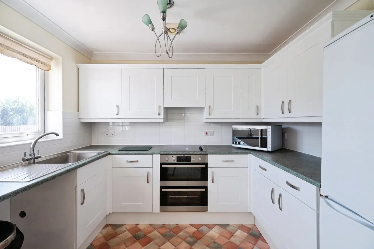 Wheatlands Avenue, Hayling Island, PO11, photo 4