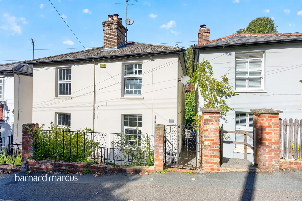 2 bed flat for sale, Harrow Road East, Dorking, RH4