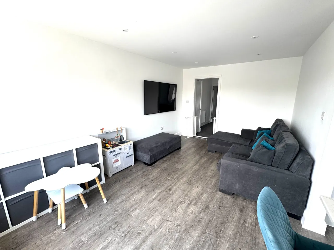 Queens Road, Surrey Egham, TW20, photo 2