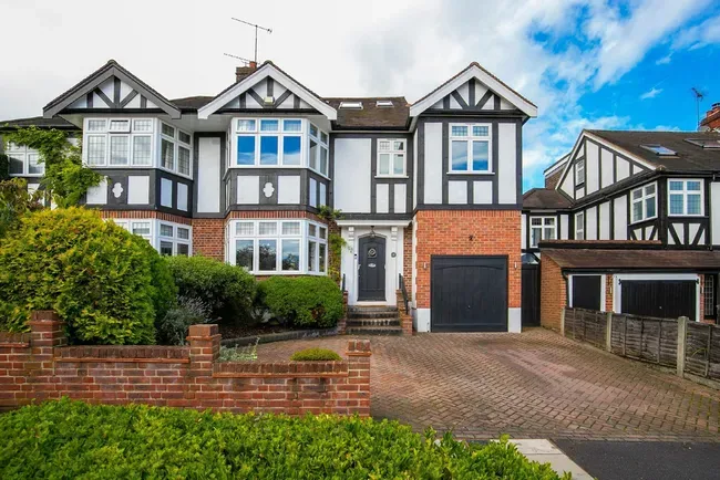 5 bed house for sale — Worcester Crescent, Woodford Green, IG8