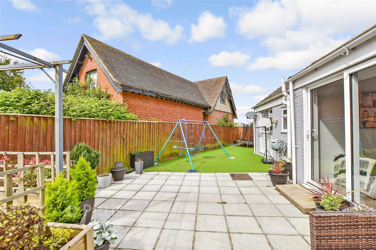 Martine Close, Freshwater, PO40, photo 2