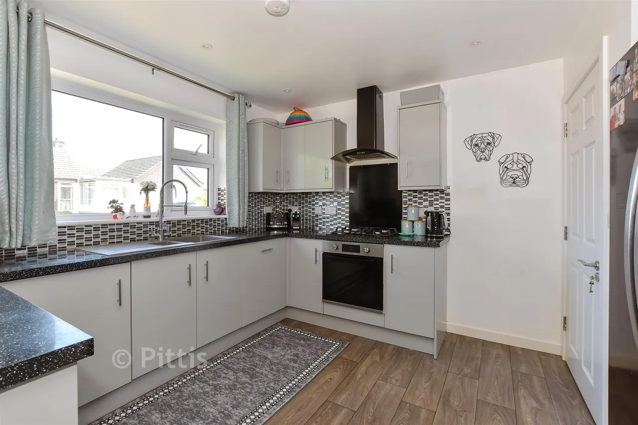 Martine Close, Freshwater, PO40, photo 6