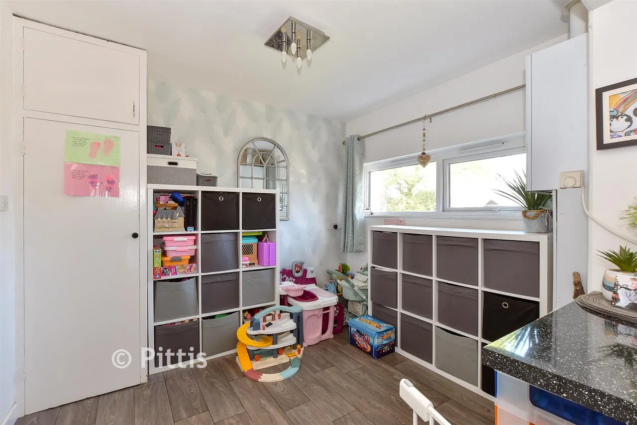 Martine Close, Freshwater, PO40, photo 7