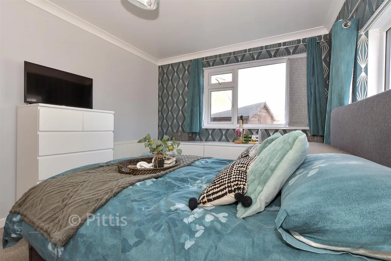 Martine Close, Freshwater, PO40, photo 11
