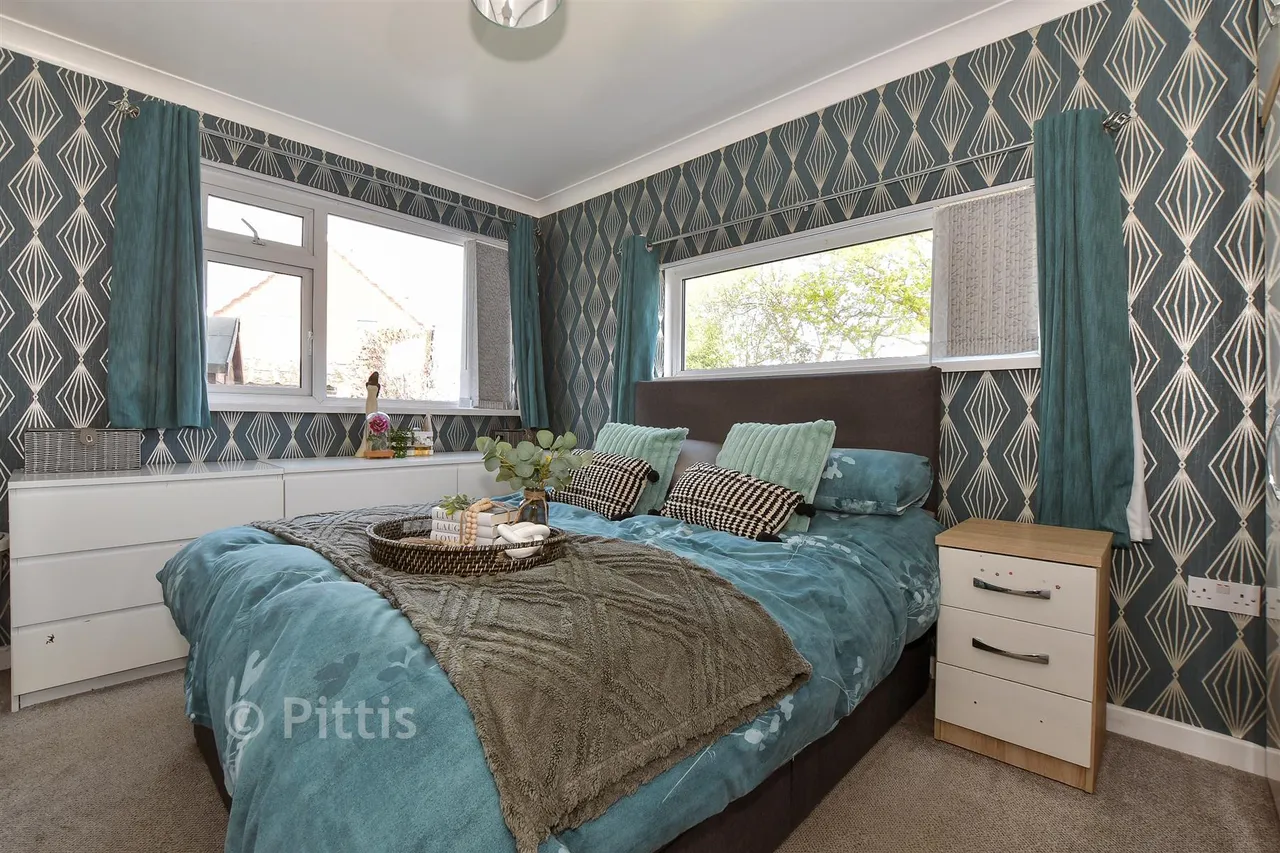Martine Close, Freshwater, PO40, photo 5