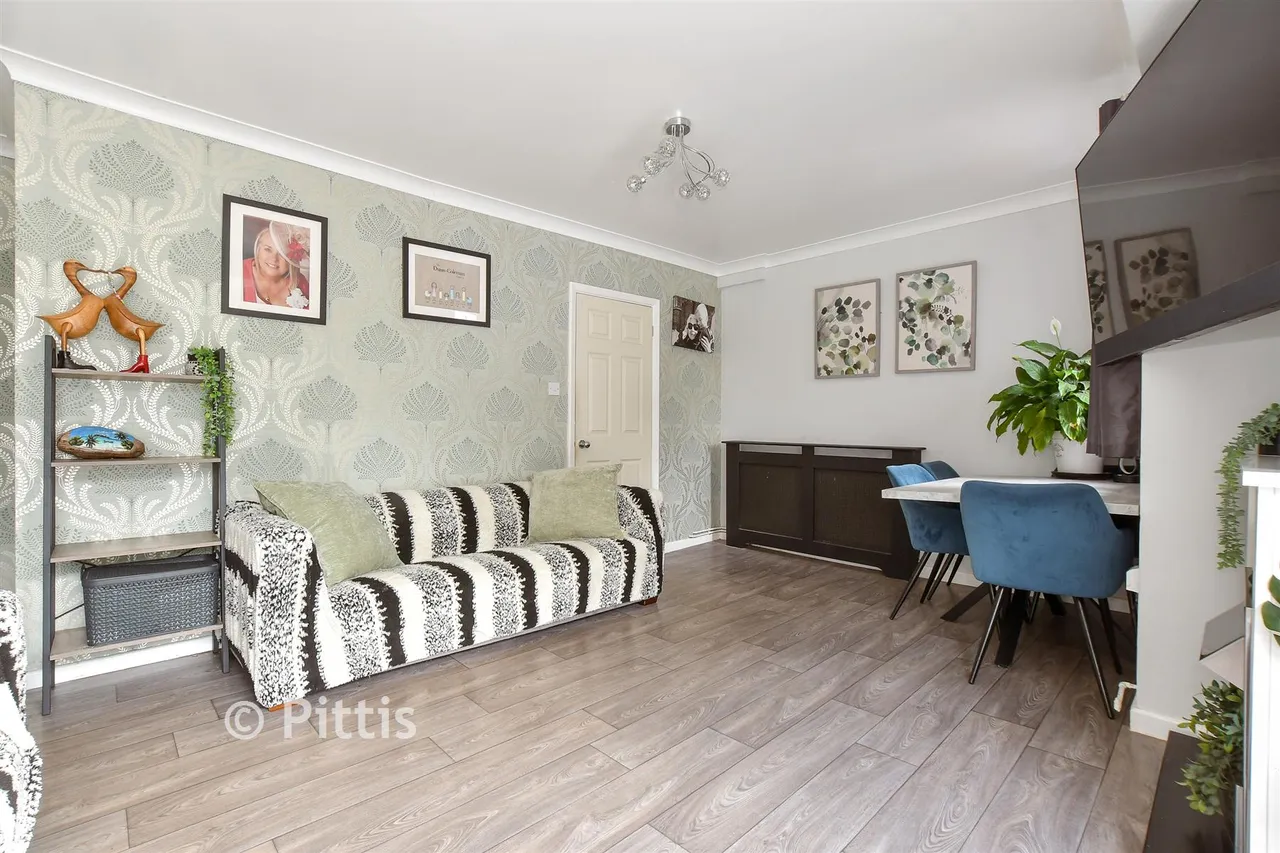 Martine Close, Freshwater, PO40, photo 8