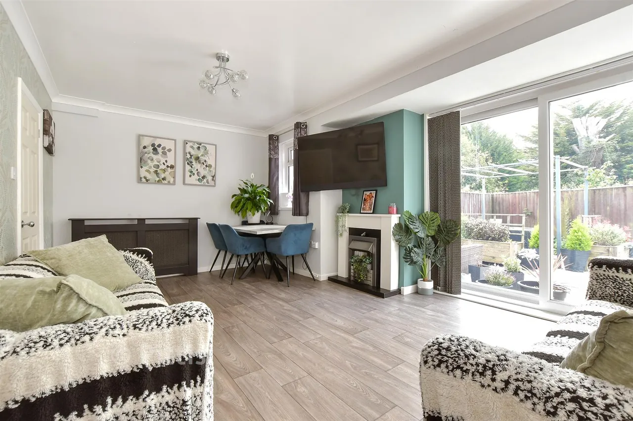 Martine Close, Freshwater, PO40, photo 3