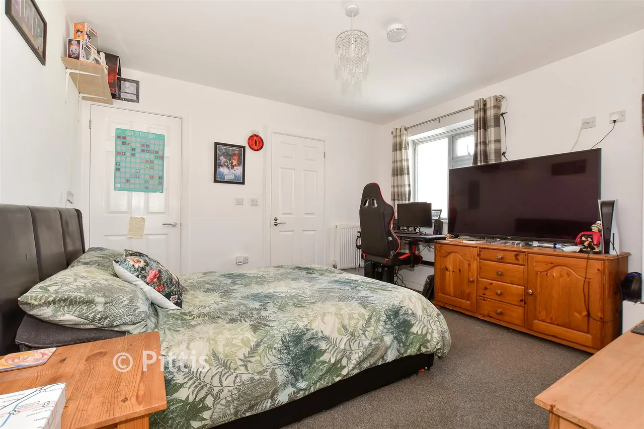 Martine Close, Freshwater, PO40, photo 12