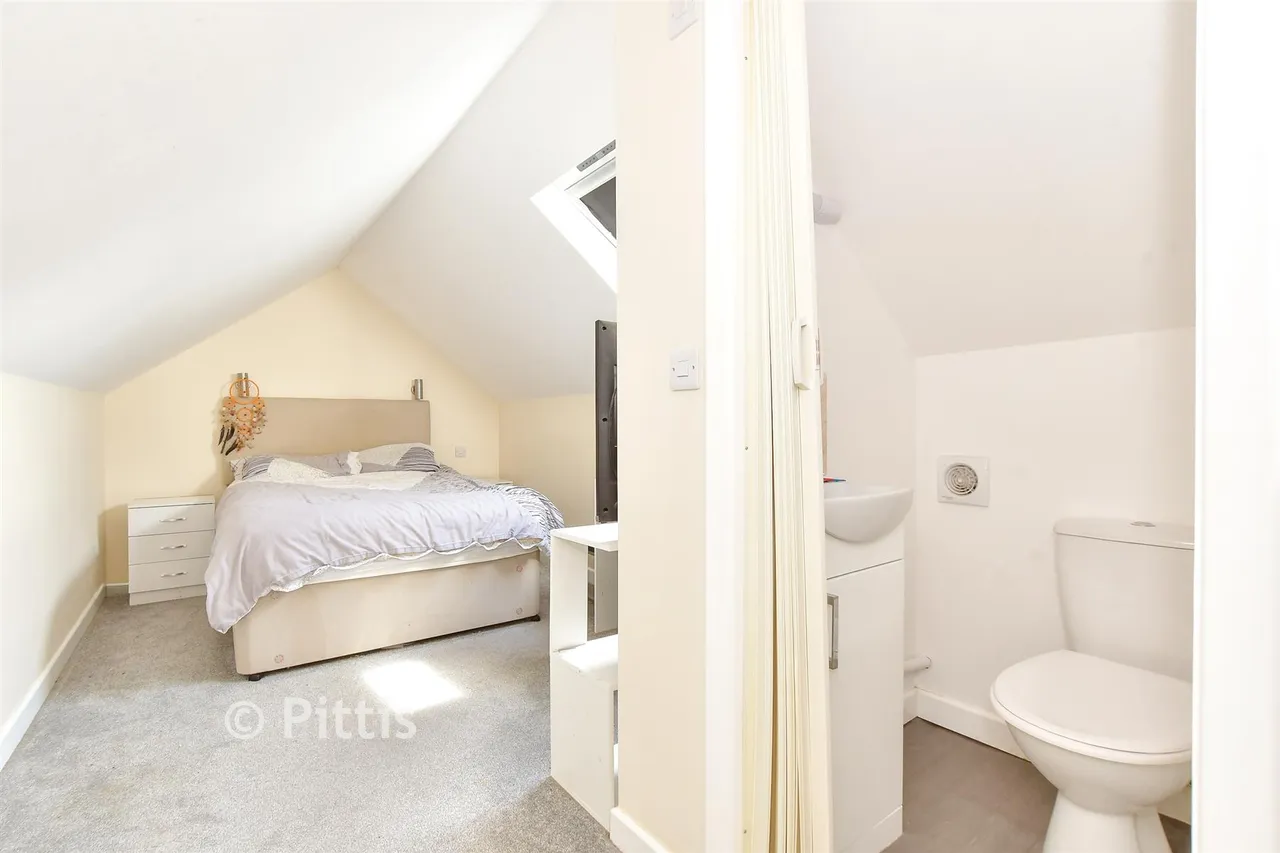 Martine Close, Freshwater, PO40, photo 4