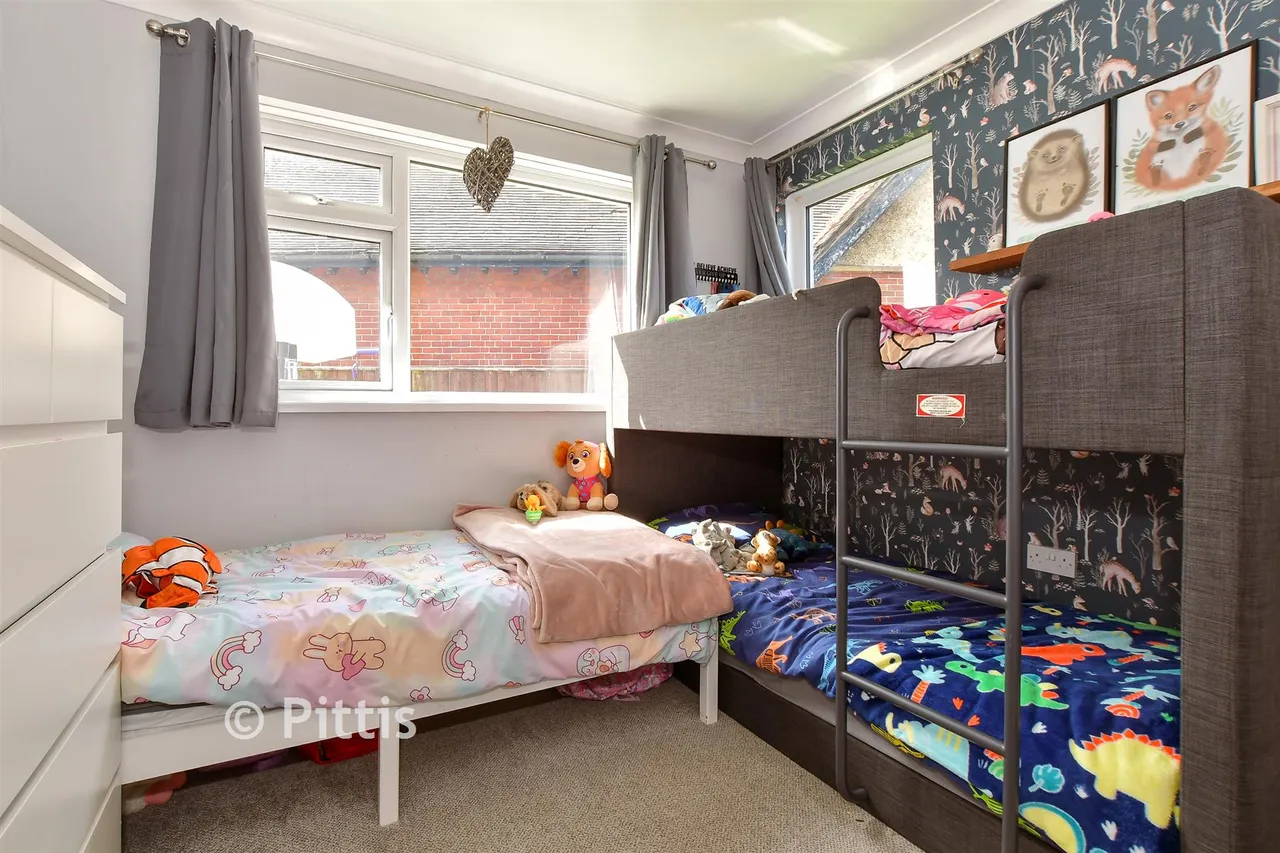 Martine Close, Freshwater, PO40, photo 10