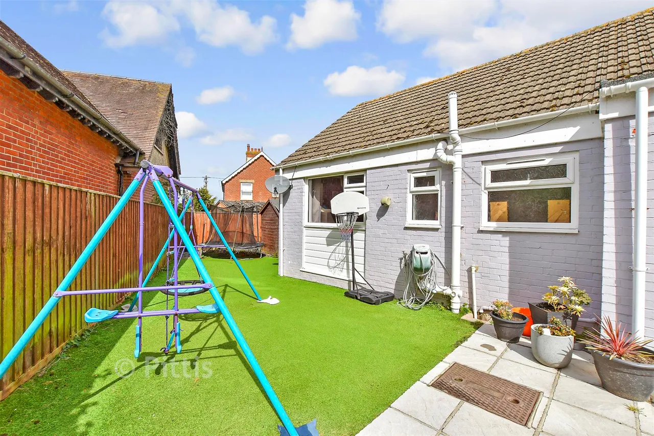 Martine Close, Freshwater, PO40, photo 9