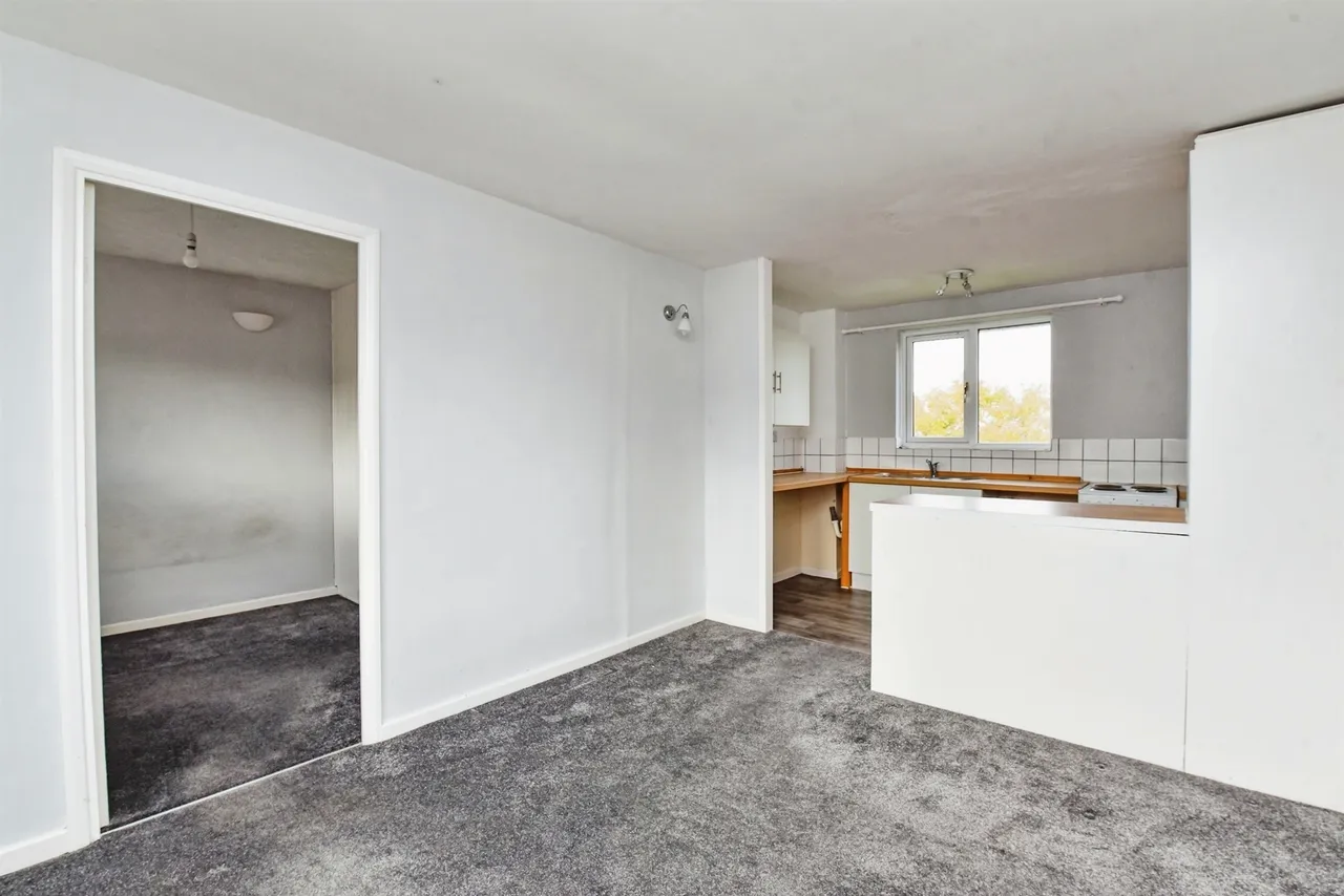 Highgrove Close, Calne, photo 2