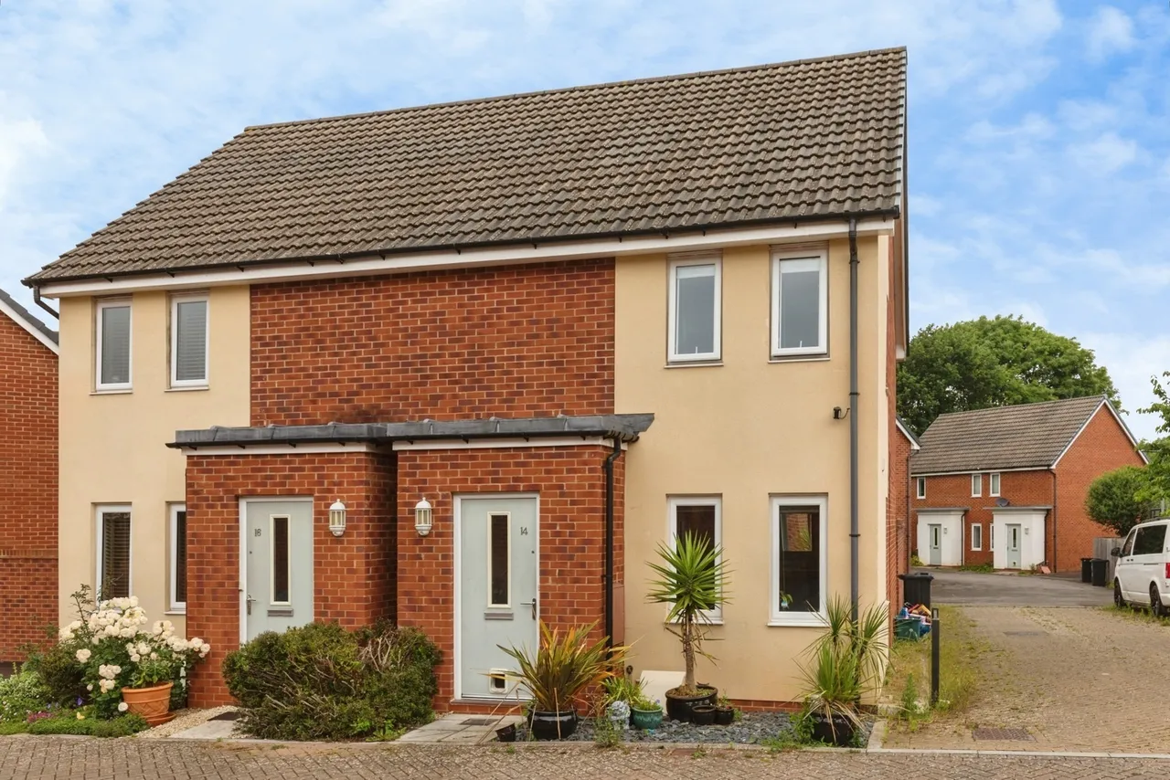 2 bed house for sale — Woodward Road, Bristol, BS16