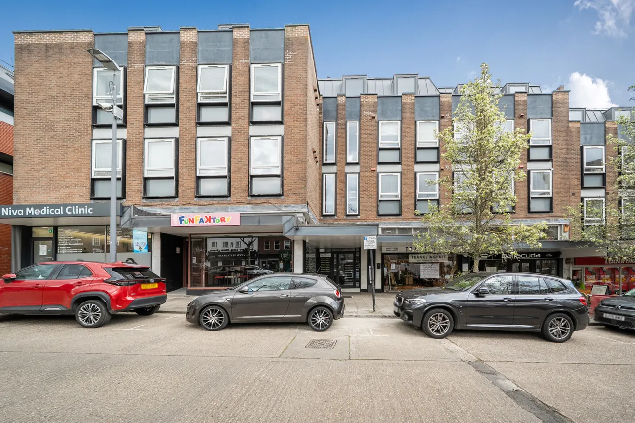 2 bed flat for sale, Buckingham Parade, The Broadway, HA7