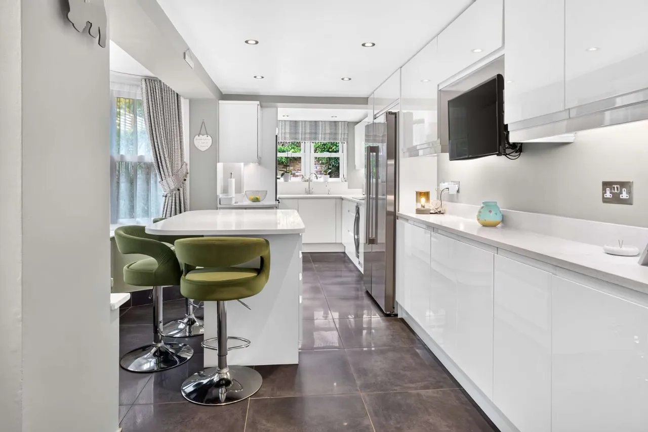 Stag Lane, Buckhurst Hill, Essex, IG9 5TD, photo 4