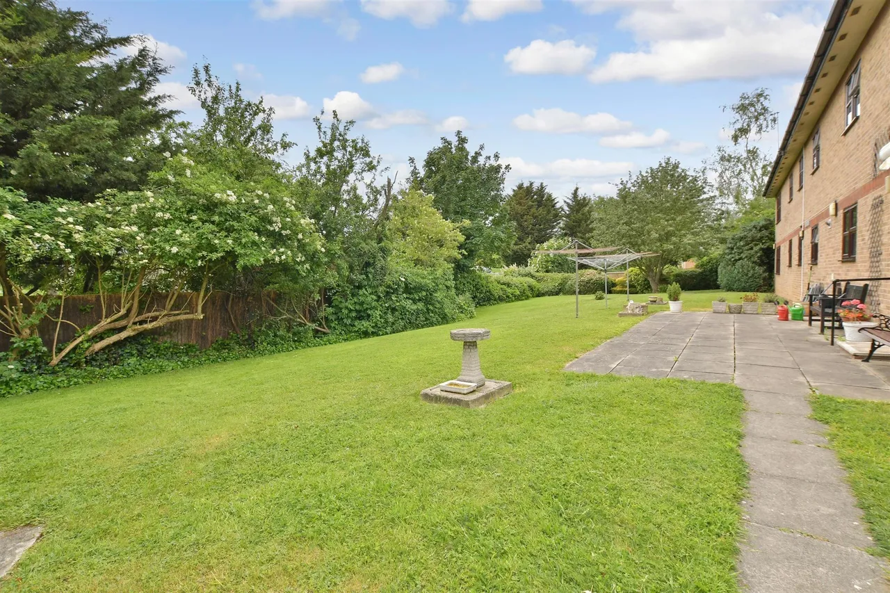 Abbs Cross Gardens, Hornchurch, RM12, photo 2