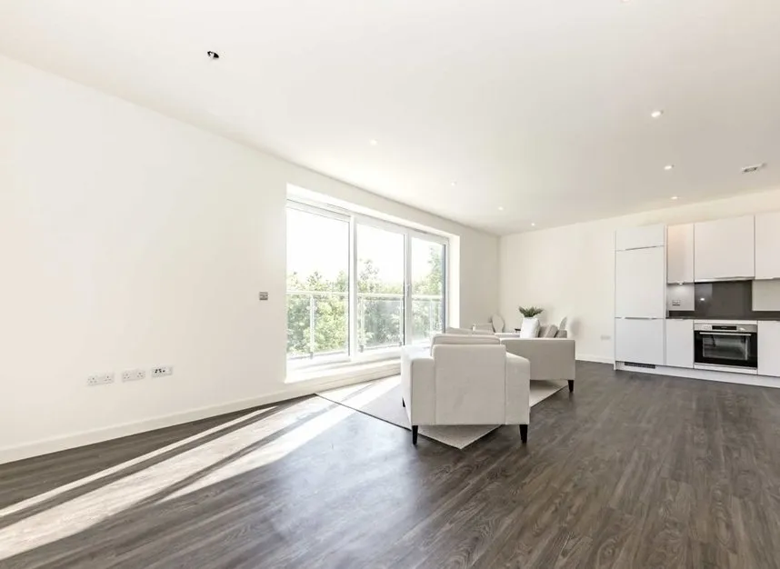 3 bed flat to rent — High Street, Feltham, TW13