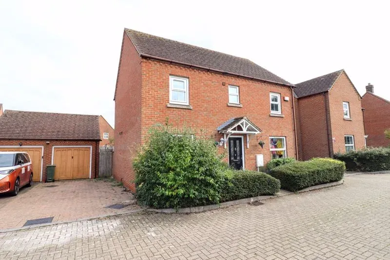 4 bed house for sale — Whalley Drive, Bletchley, Milton Keynes, Buckinghamshire, MK3 6HS