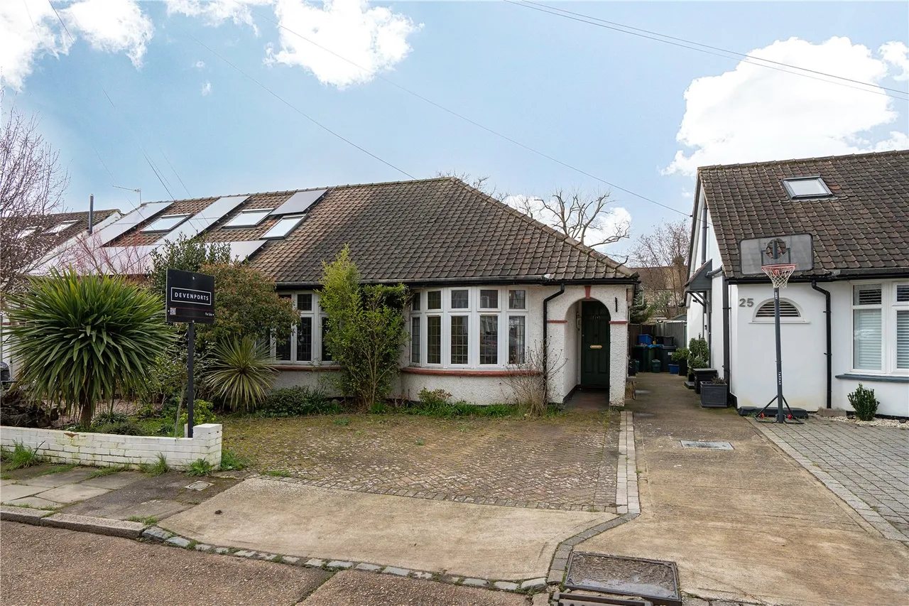 2 bed house for sale — Cleveland Avenue, Hampton, TW12 2RD