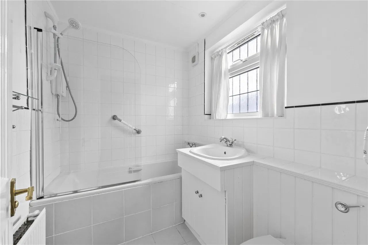 Cleveland Avenue, Hampton, TW12 2RD, photo 10