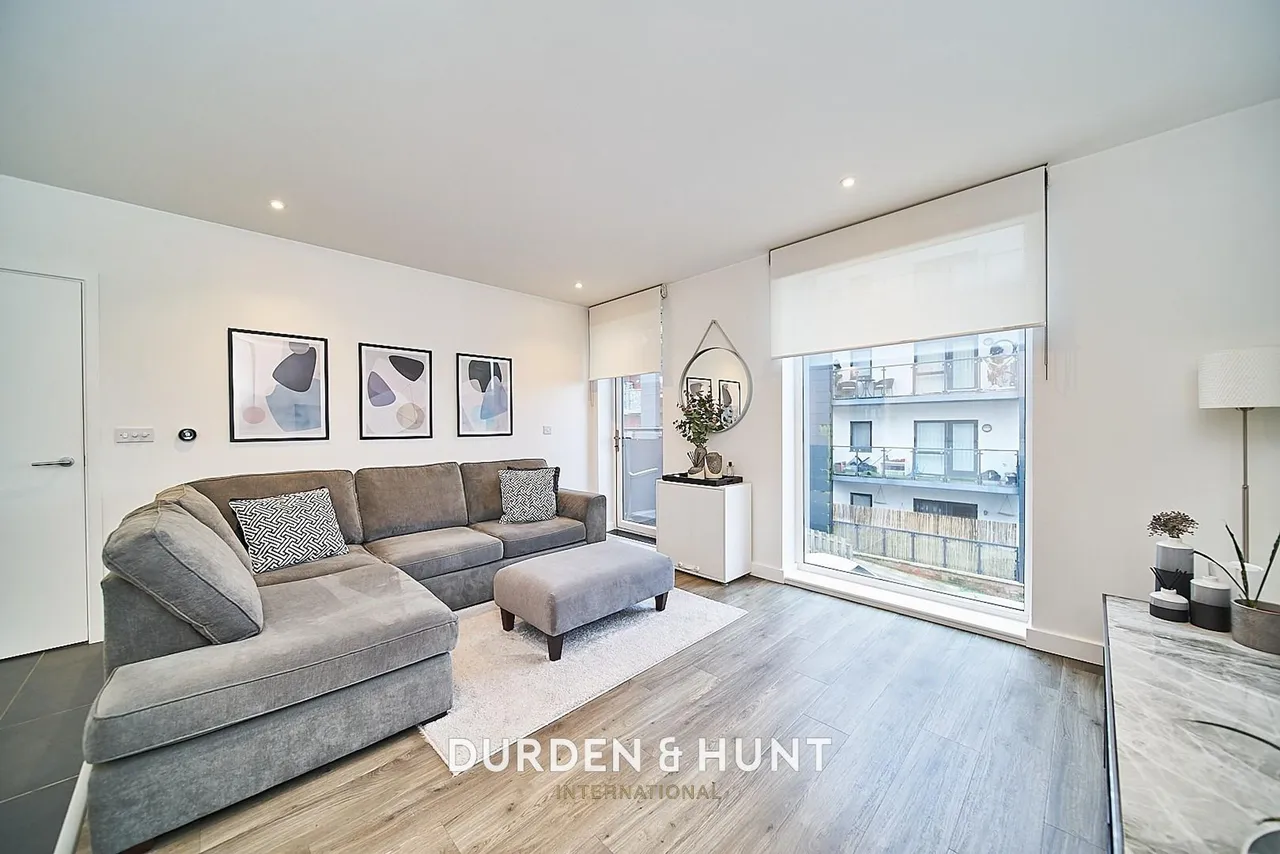 Larch Place, Violet Court, RM3, photo 3
