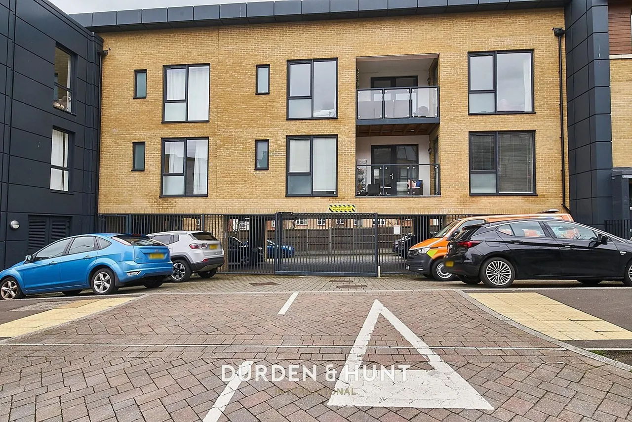 Larch Place, Violet Court, RM3, photo 19