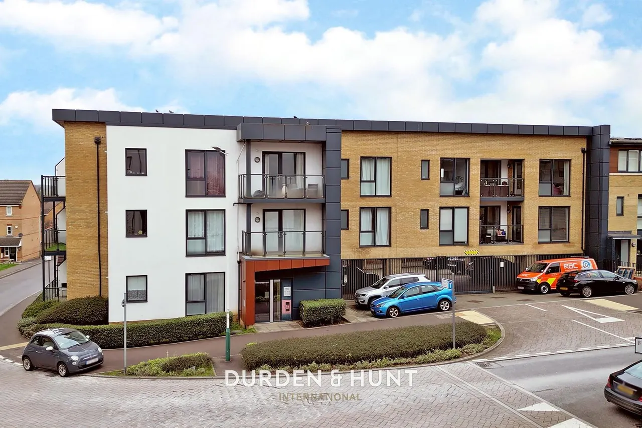2 bed flat for sale, Larch Place, Violet Court, RM3