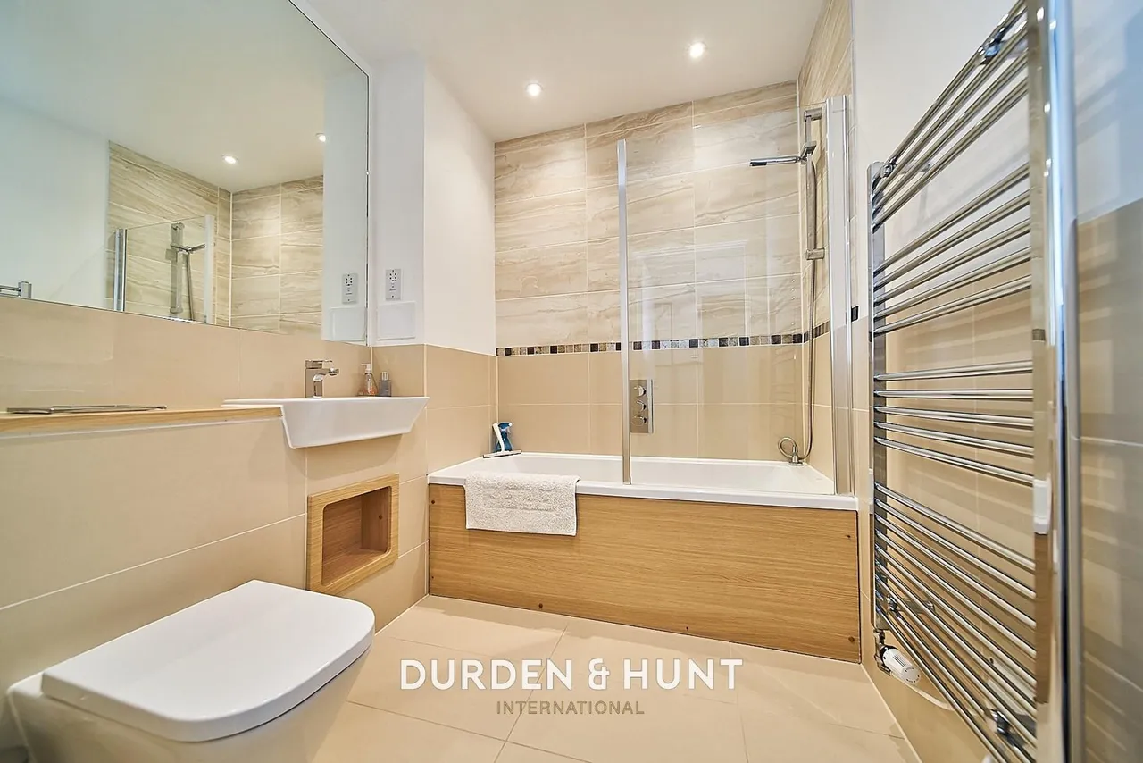 Larch Place, Violet Court, RM3, photo 17