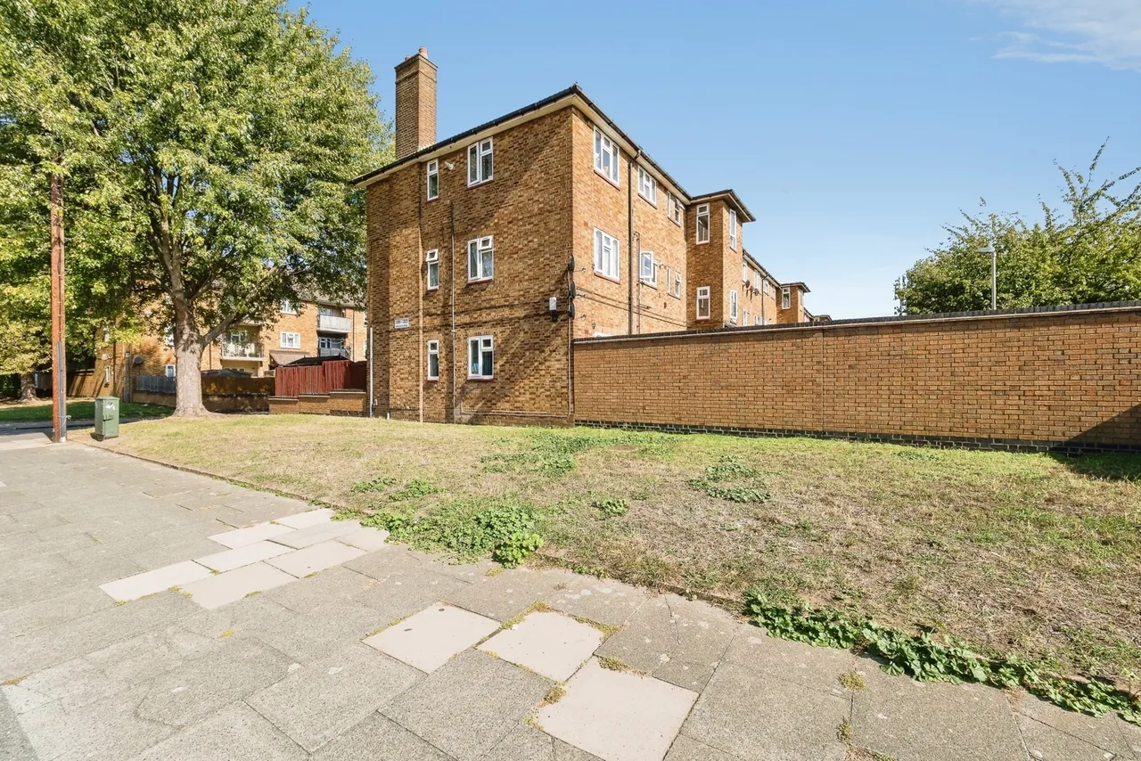 2 bed flat for sale, Broxburn Drive, South Ockendon, RM15
