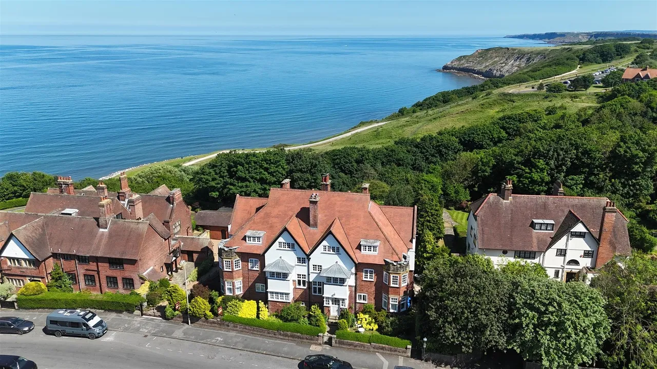 2 bed flat for sale — Esplanade Crescent, Scarborough YO11 2XB