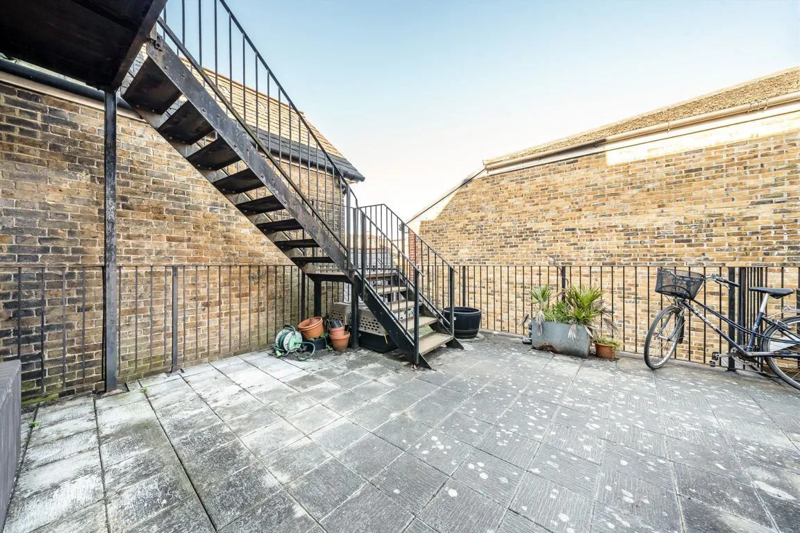 High Street, TW12, photo 5