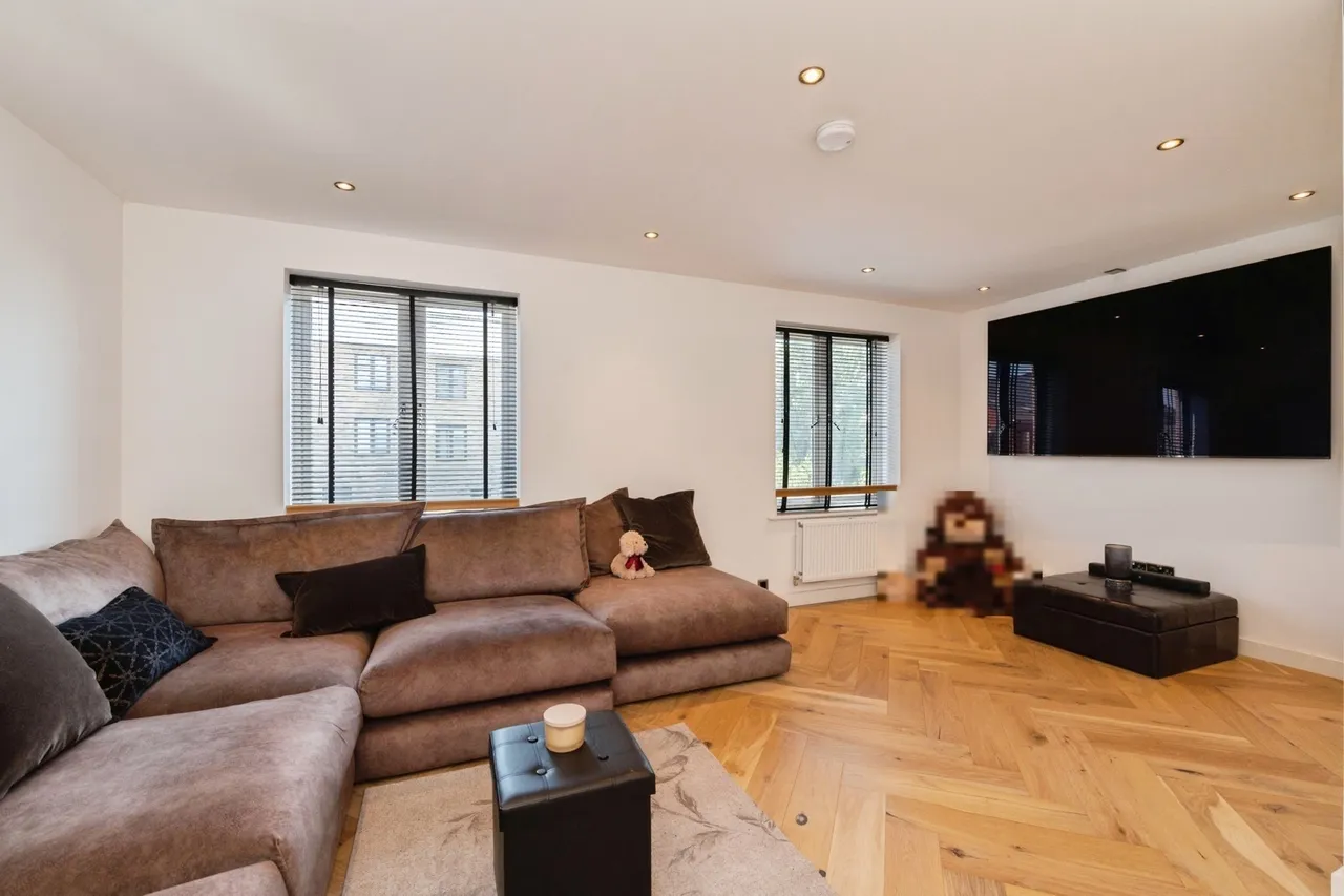 Library Crescent, Rainham, RM13, photo 9