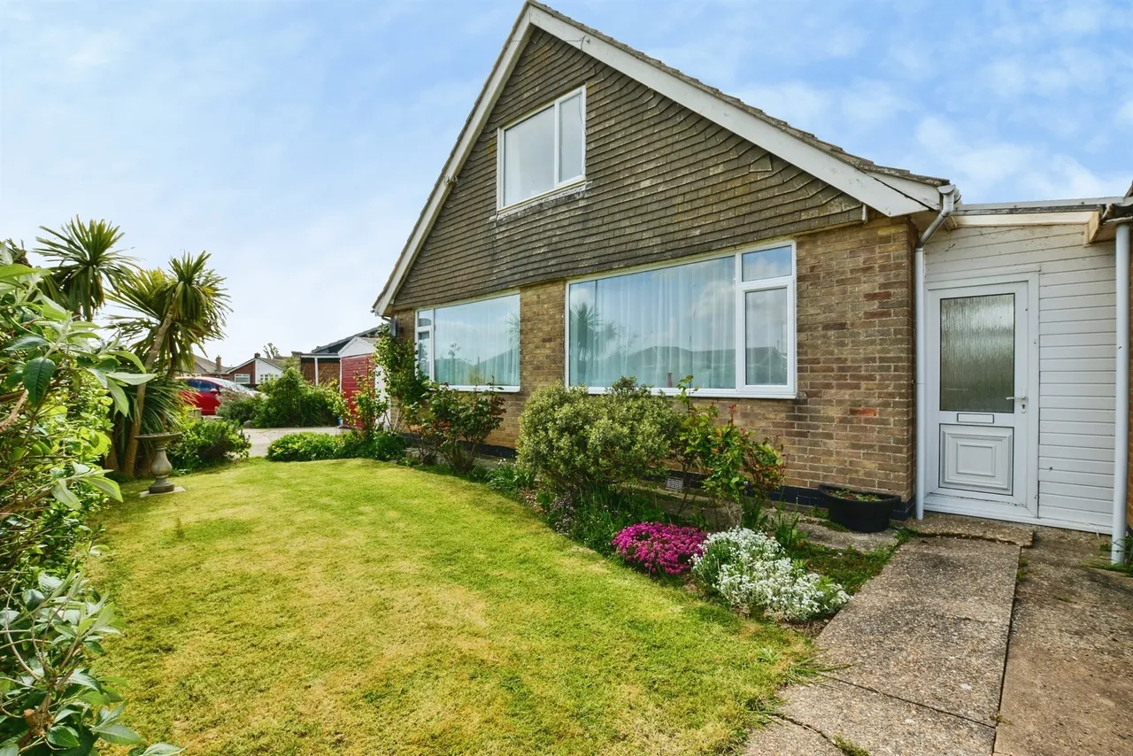 5 bed house for sale — Youlgrave Avenue, Sutton-On-Sea, Mablethorpe