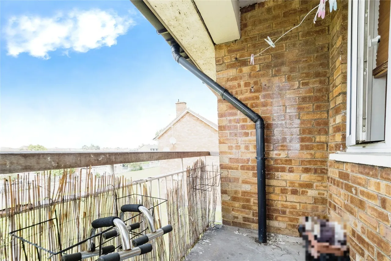 Longhayes Court, Romford, RM6, photo 4