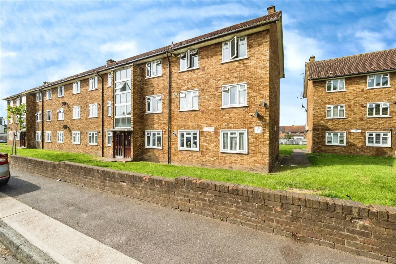 3 bed flat for sale — Longhayes Court, Romford, RM6
