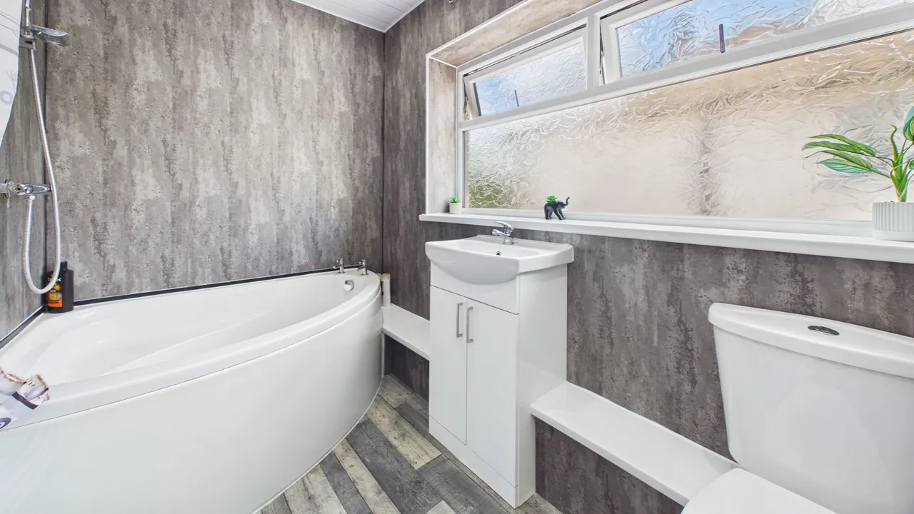 The Crescent, Morton, Bourne, PE10, photo 34