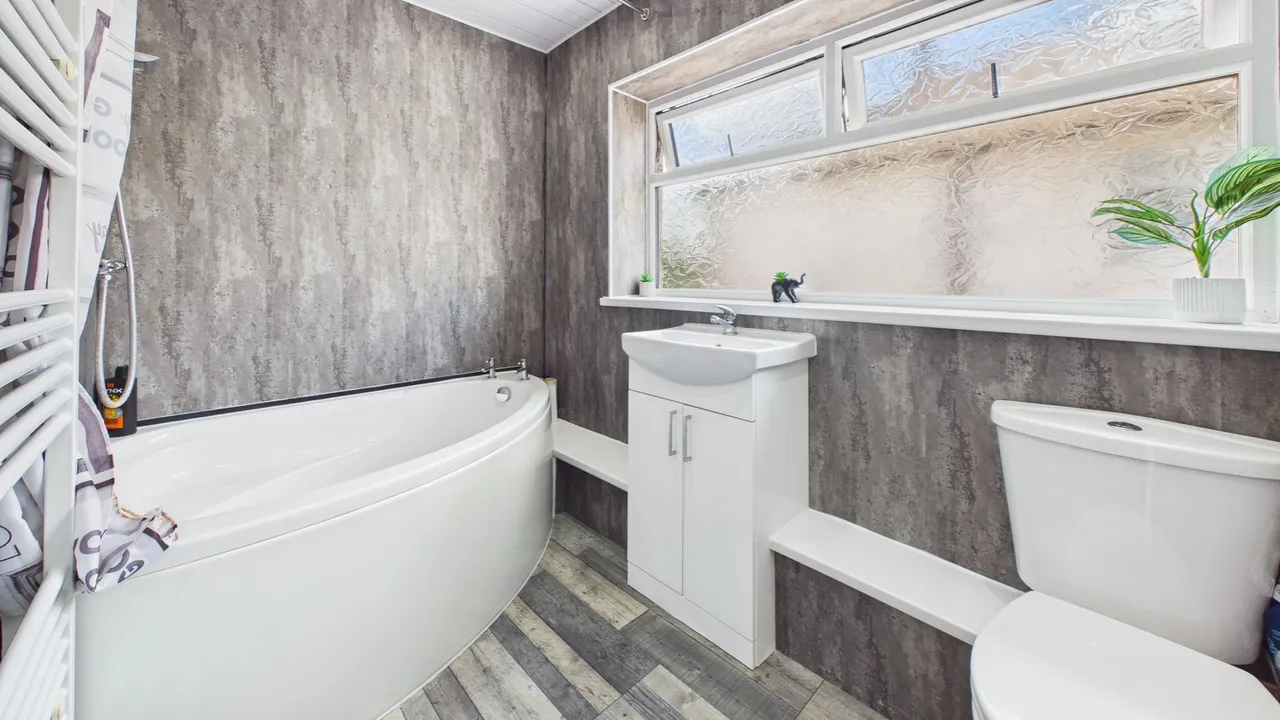 The Crescent, Morton, Bourne, PE10, photo 33