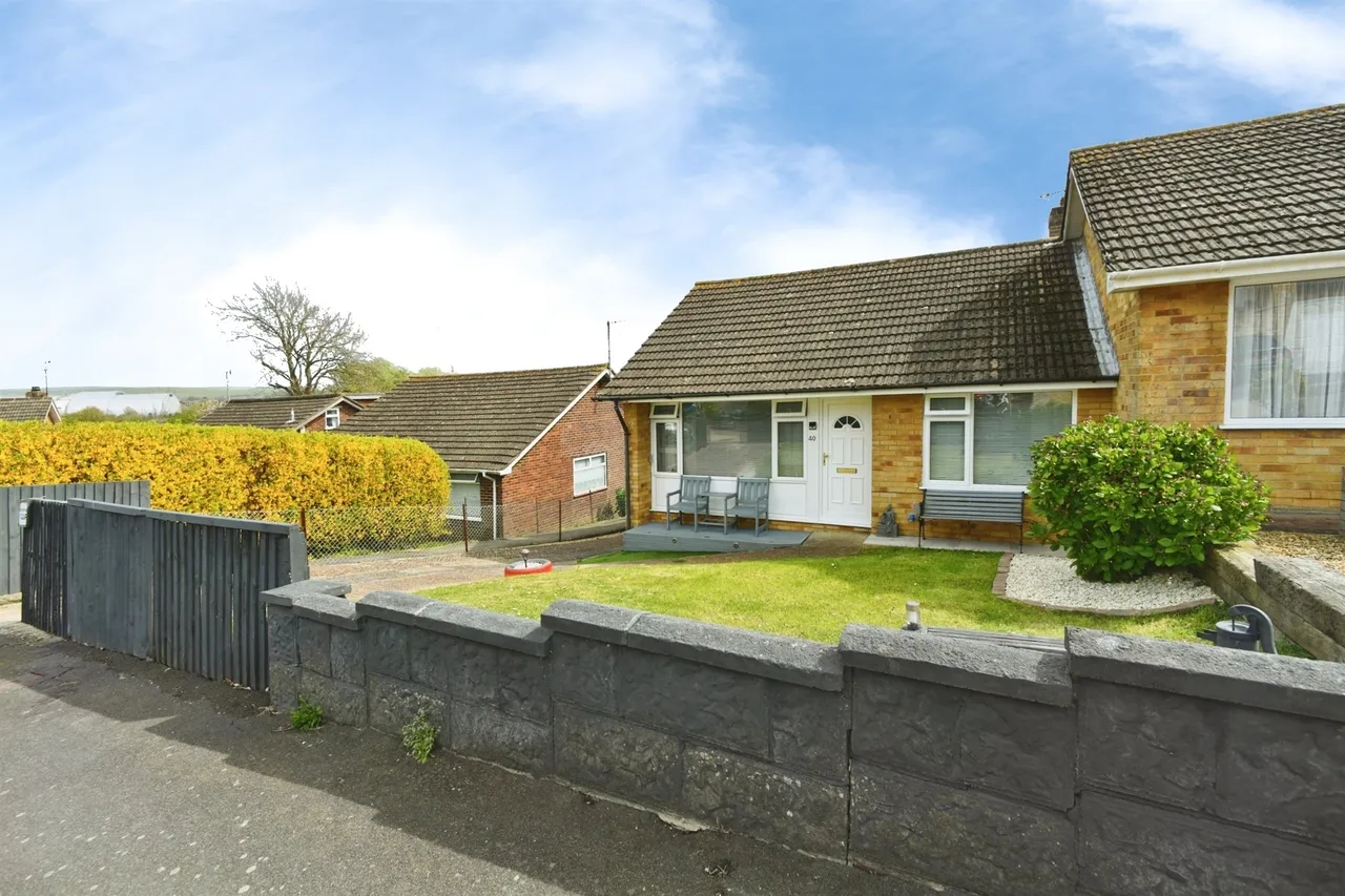 2 bed house for sale — Valley Close, Newhaven