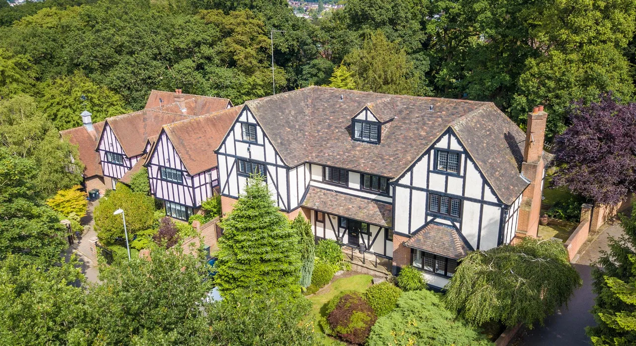 5 bed house for sale — Nursery Road, Loughton