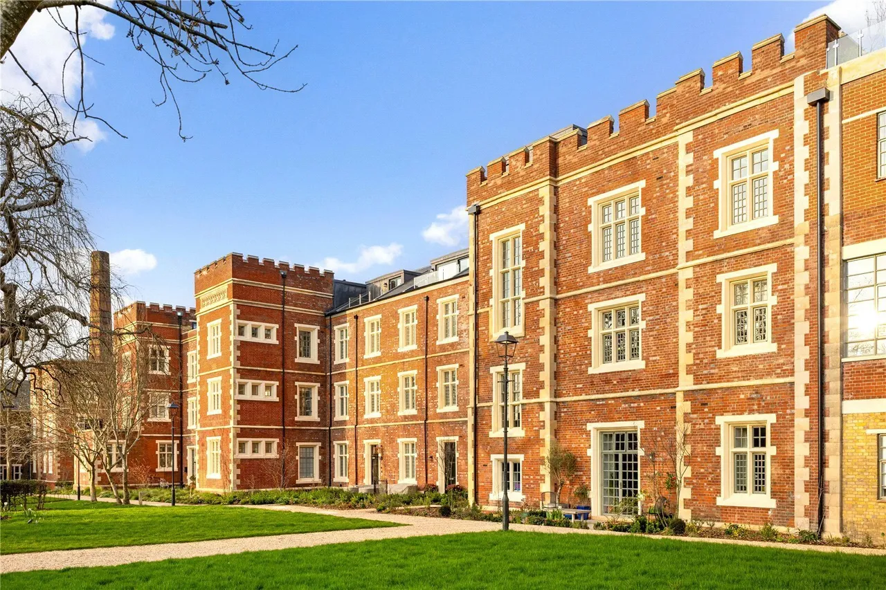 2 bed flat for sale, St. George's Gardens, London, SW17