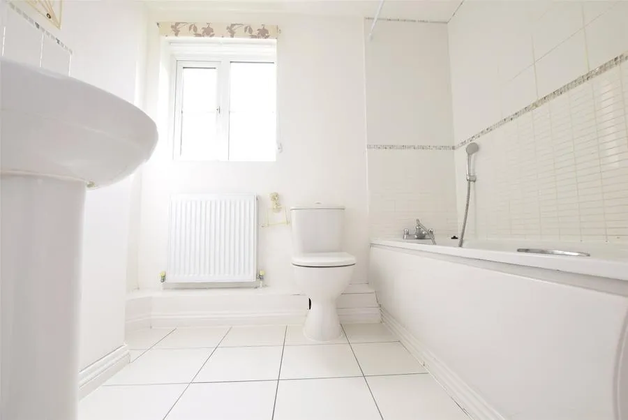 2 bed flat to rent, Nightingale Crescent, Harold Wood, RM3