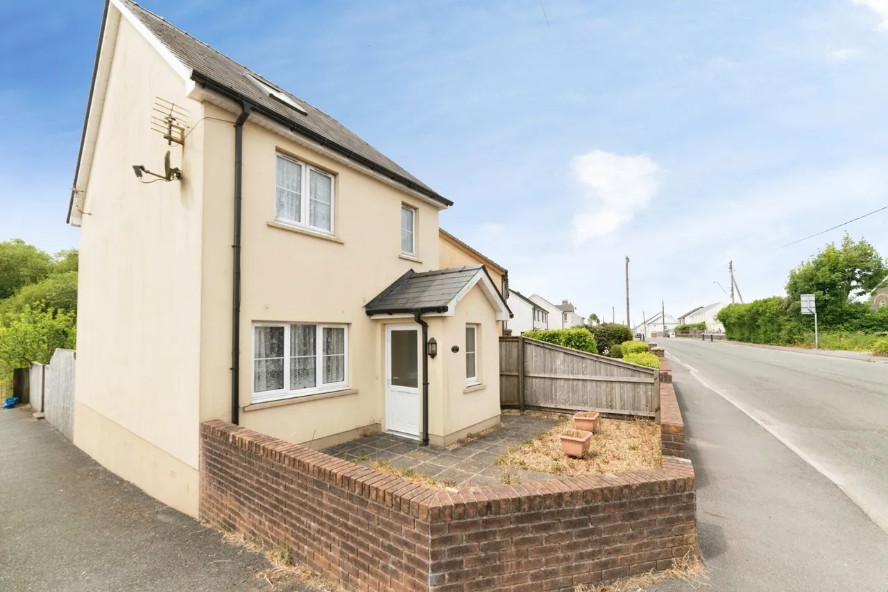 3 bed house for sale, Carmarthen Road, Cross Hands, SA14