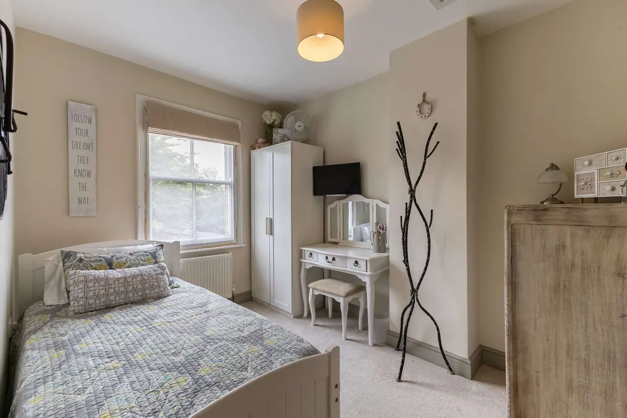 Queens Walk, Stamford, PE9, photo 14