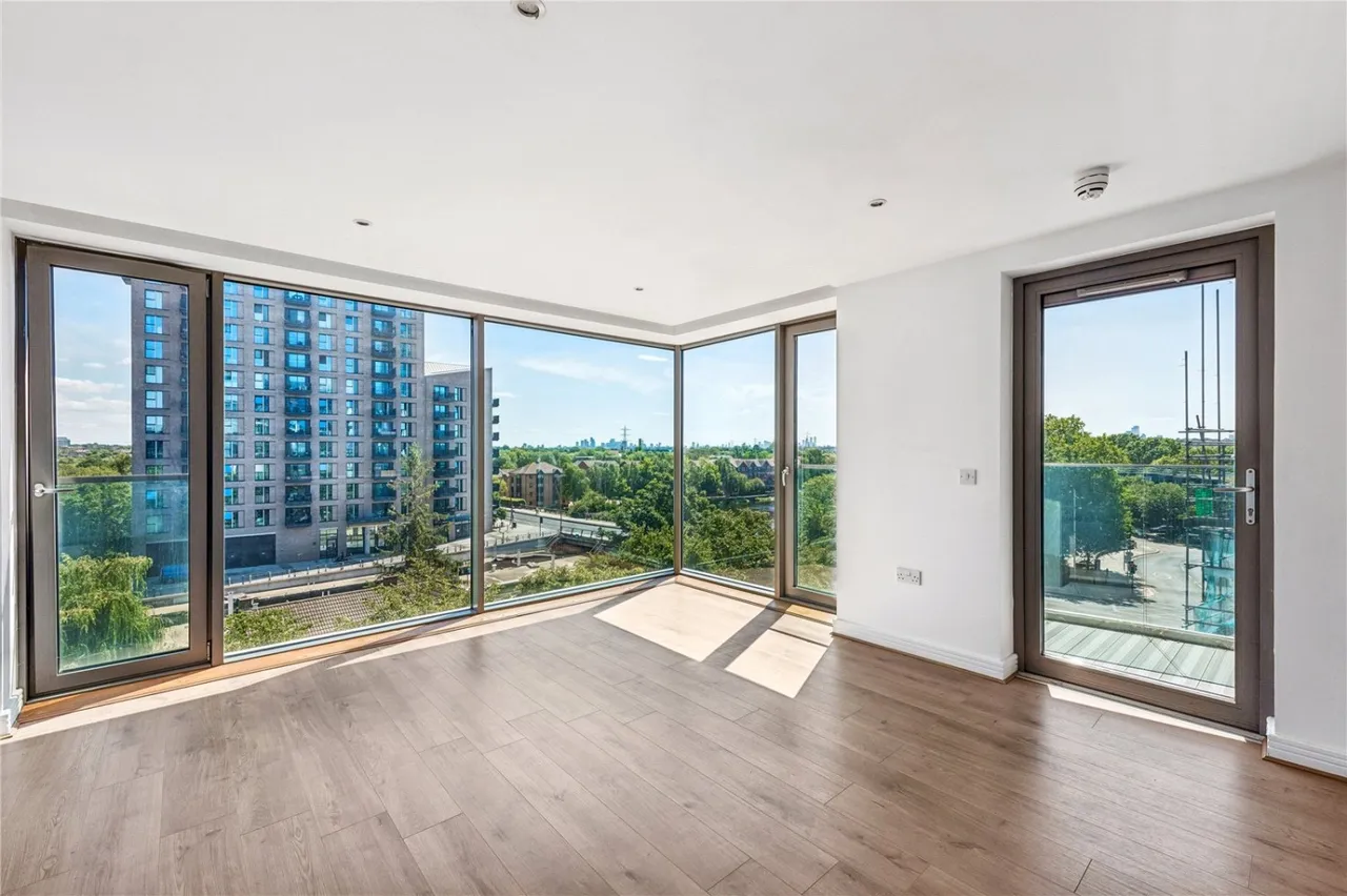 2 bed flat for sale, Waterside Way, London, N17