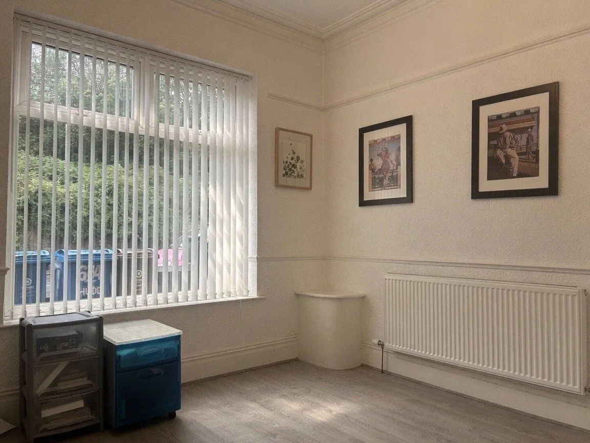 Huddersfield Road, Lees, OL4, photo 9