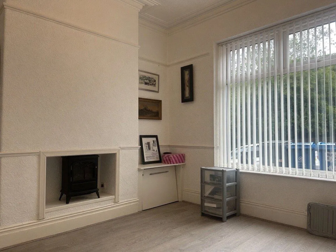 Huddersfield Road, Lees, OL4, photo 8